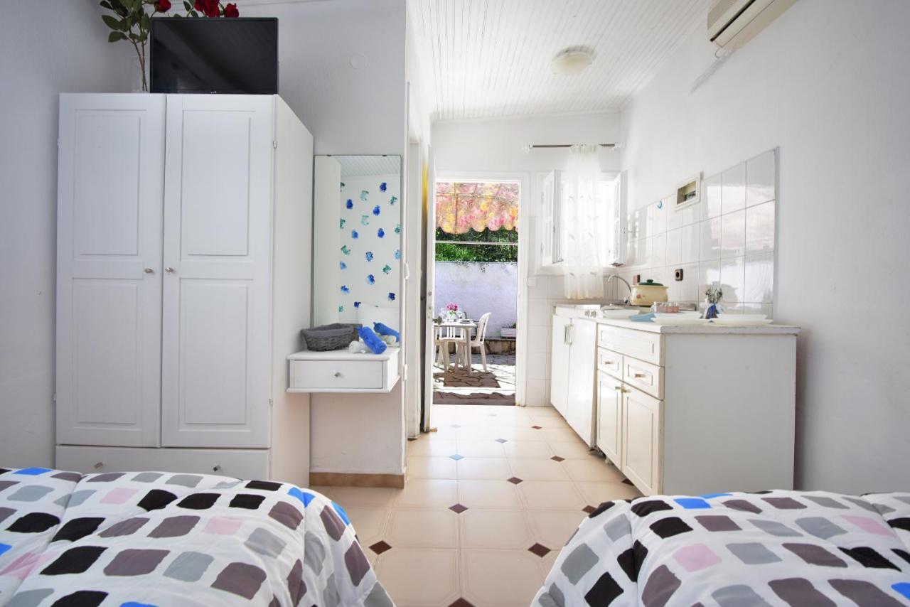 Merlyn Rooms Into The Nature, 100M From The Beach Dafnila Exteriör bild