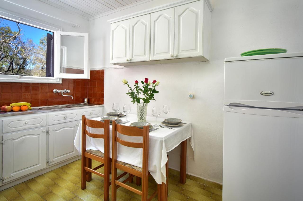 Merlyn Rooms Into The Nature, 100M From The Beach Dafnila Exteriör bild